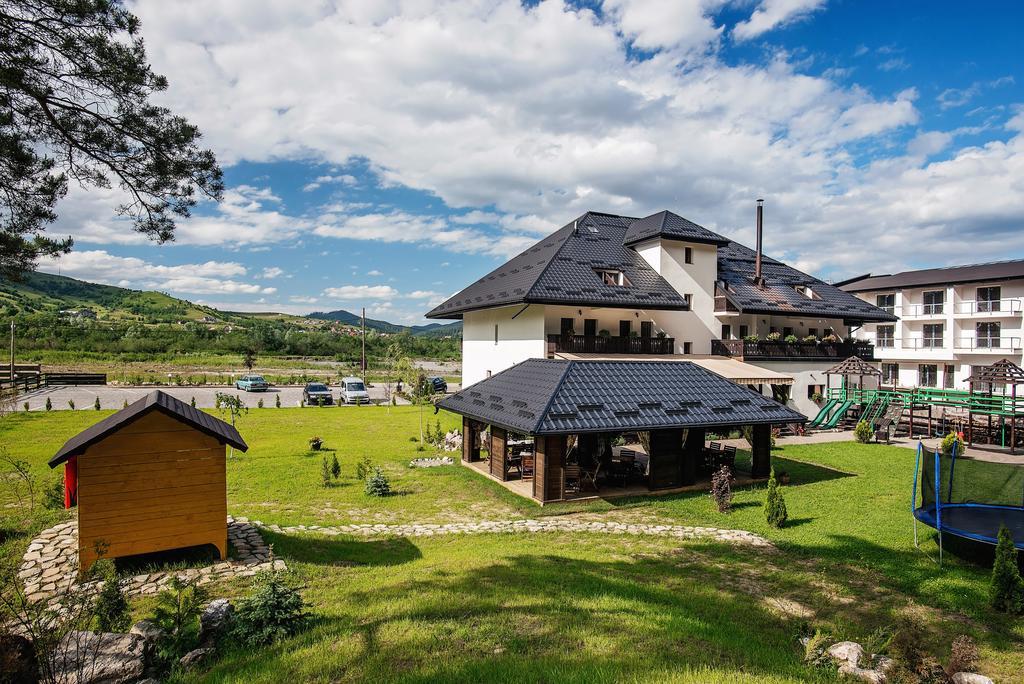Отель La Conac In Bucovina Гура-Гуморулуй Экстерьер фото